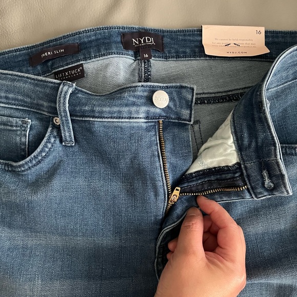 NWT - NYDJ Women’s Sheri Slim Jeans - Size 16 - Picture 6 of 10
